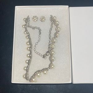 Beautiful necklace wore on my wedding 5 years ago still looks good.